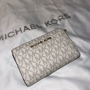 Michael Kors JetSet Travel Bifold wallet